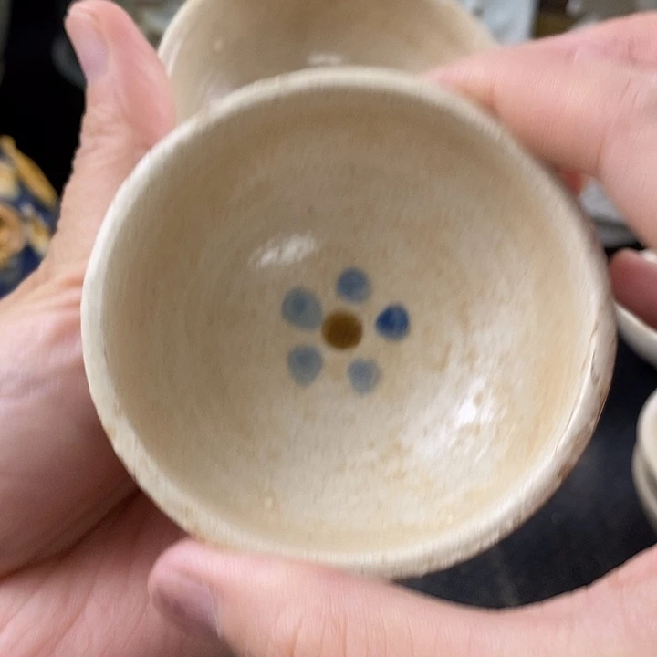 瓷片巩县窑的一对杯子