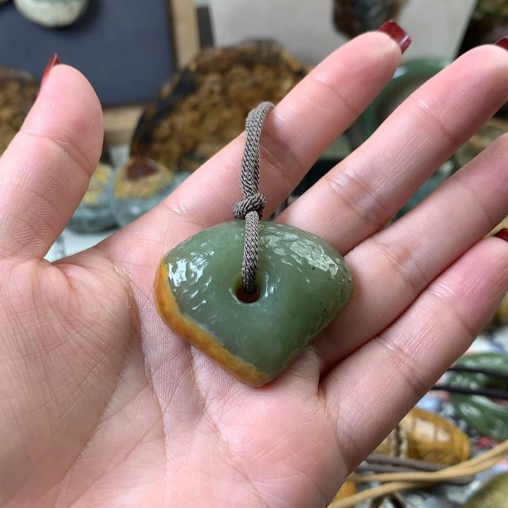 岫岩河磨玉（透闪石质玉）挂件未镶嵌轻**月