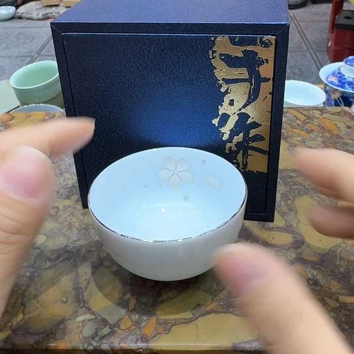 骨瓷杯一个，瓷。。。品茗