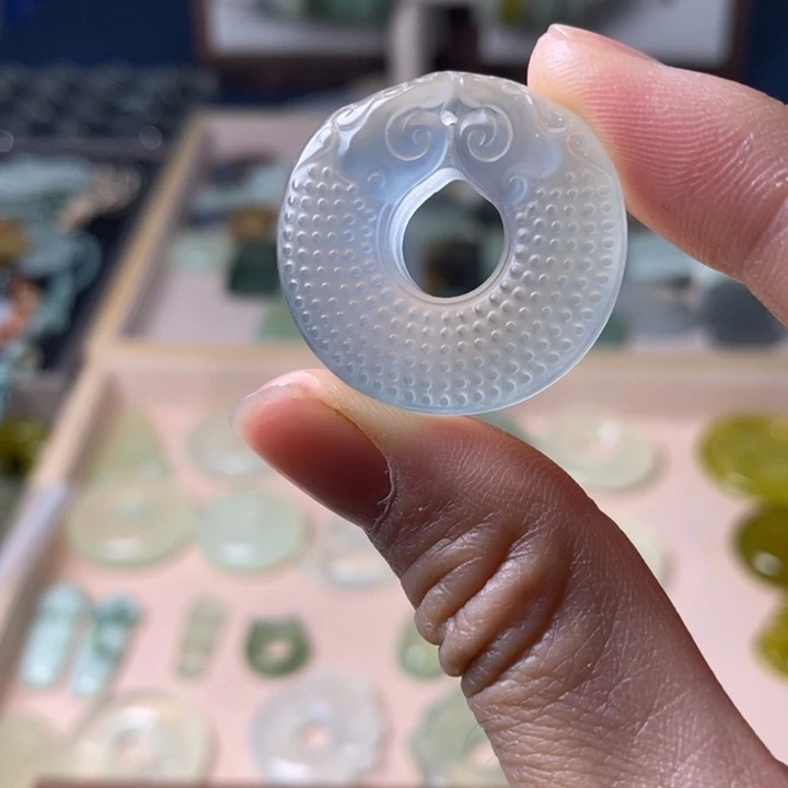 蛇纹石玉颈饰未镶嵌