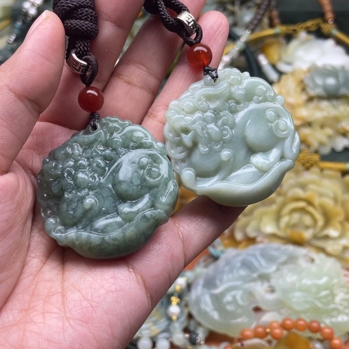 蛇纹石玉吊坠合金