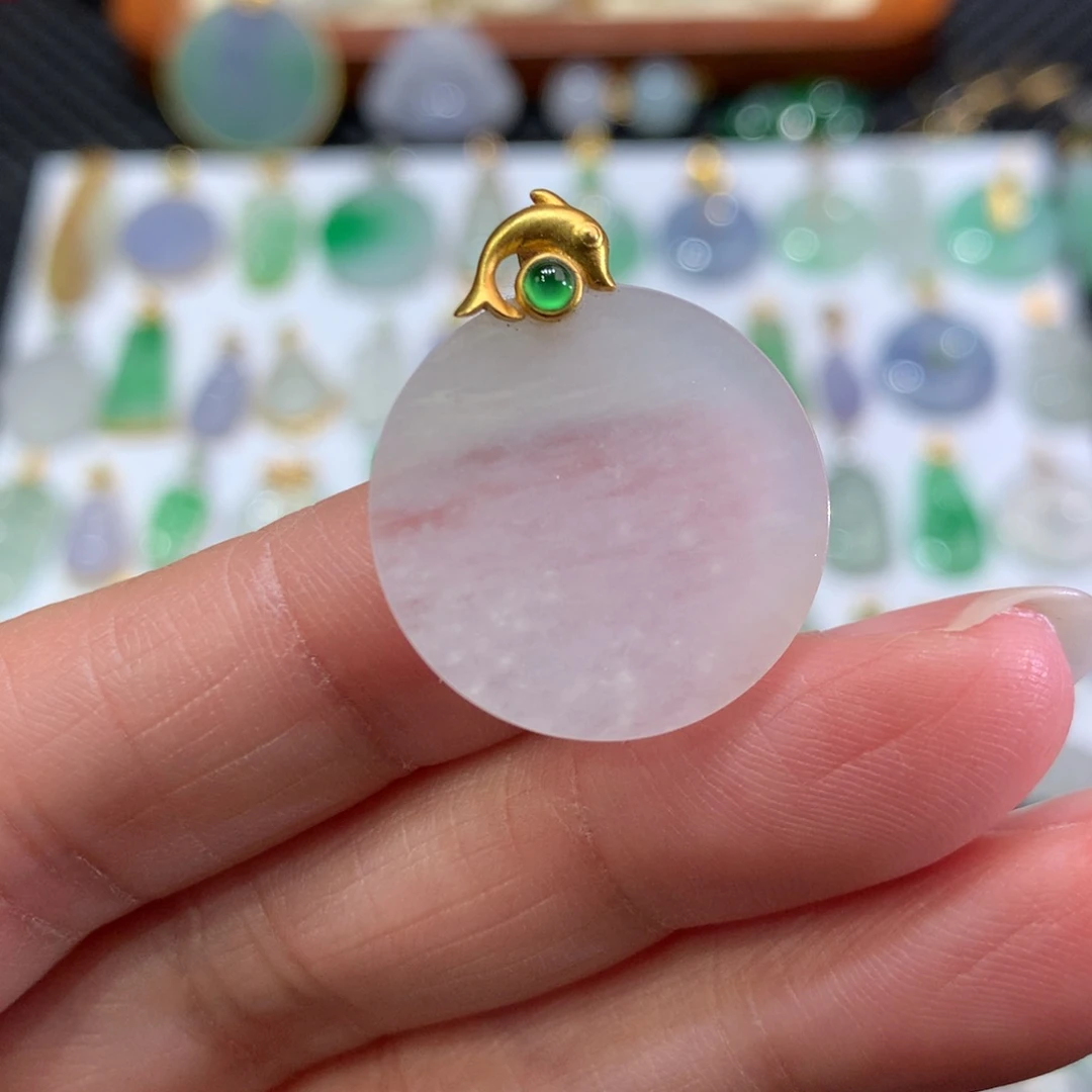 翡翠颈饰18K金镶嵌翡翠吊坠的未镶嵌