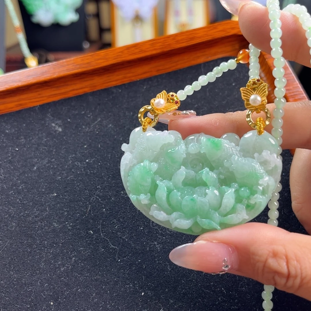 翡翠未镶嵌颈饰莲花