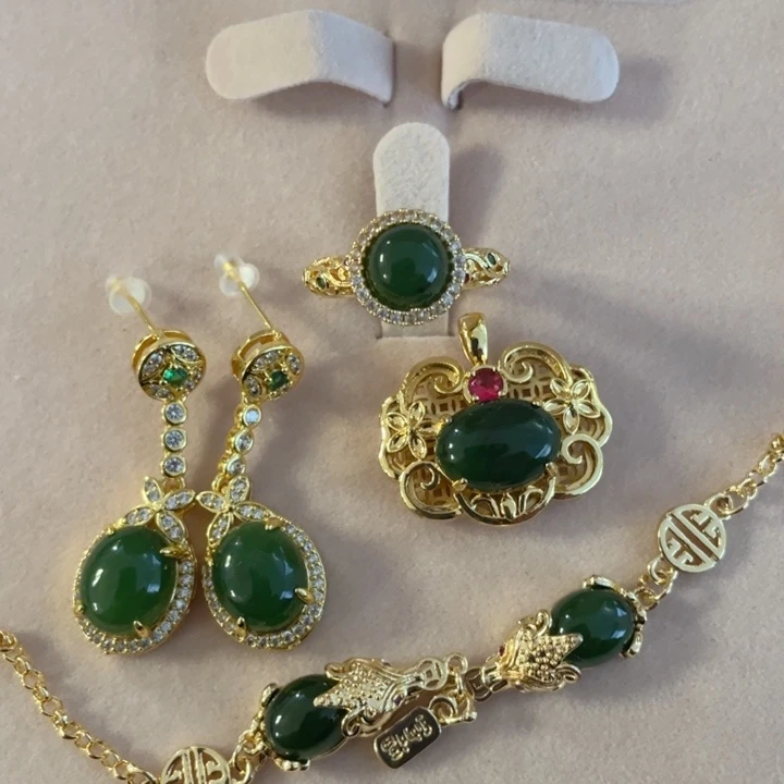 和田玉（碧玉）合金颈饰一套