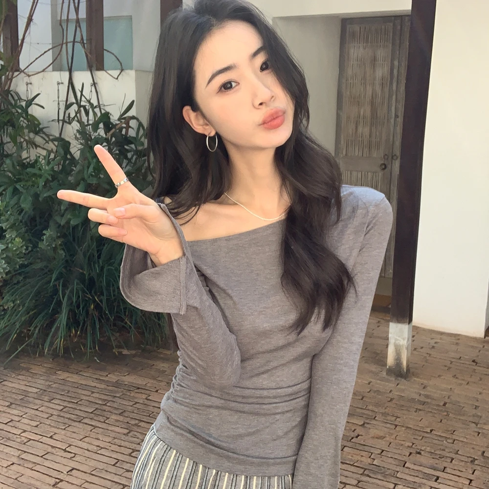 灰色斜领露肩长袖针织衫T恤女设计感收腰修身气质喇叭袖春秋上衣