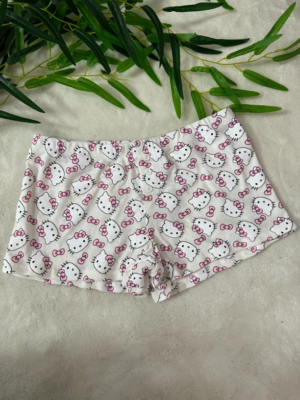 三颗纽扣卡通小热裤
