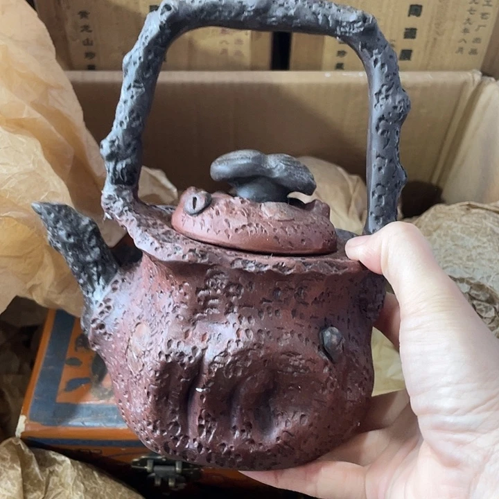 茶壶紫砂矿泥料，手工制作的一把紫砂壶。