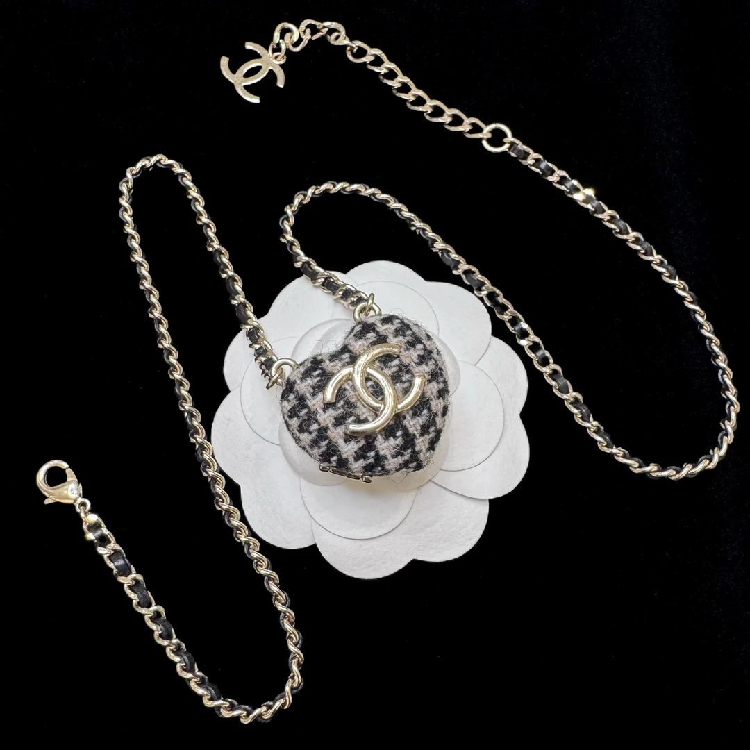 95新 Chanel/香奈儿 CHANEL黑色毛呢爱心项链 2412340