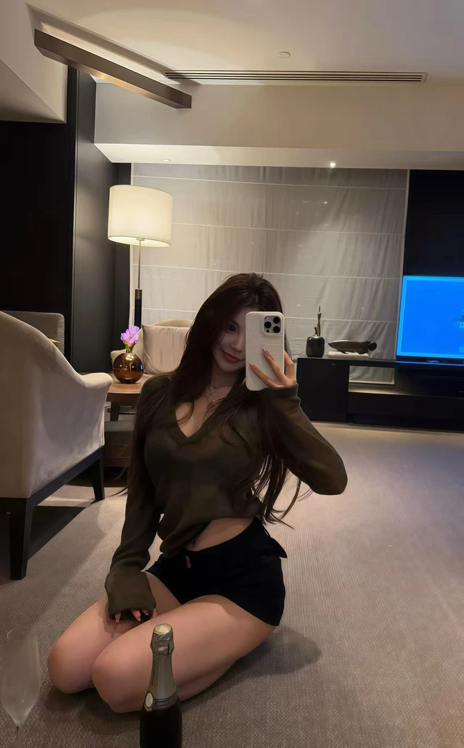 【中古名伶】韩系气质女神2025夏季新款性感V领长袖上衣配短裤套装