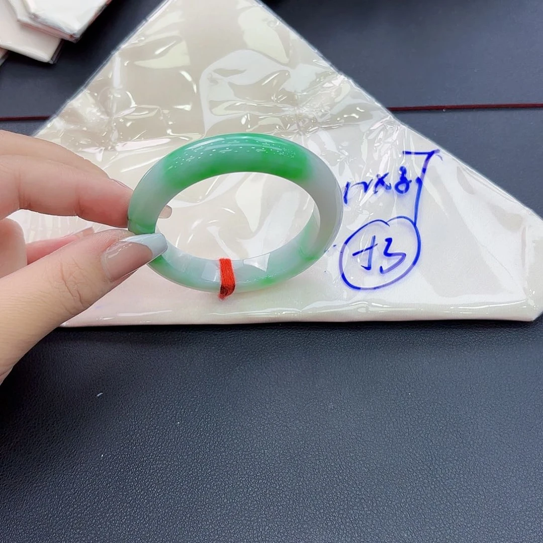 翡翠手镯未镶嵌手镯