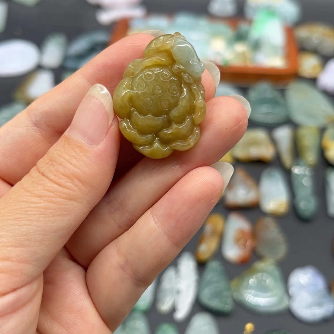 翡翠未镶嵌颈饰莲花