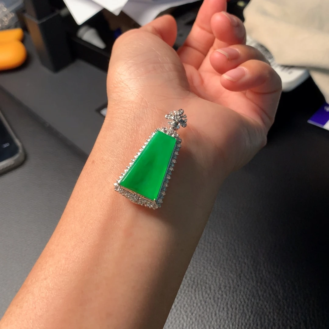 翡翠吊坠(赠链)18K金镶嵌满绿无事牌