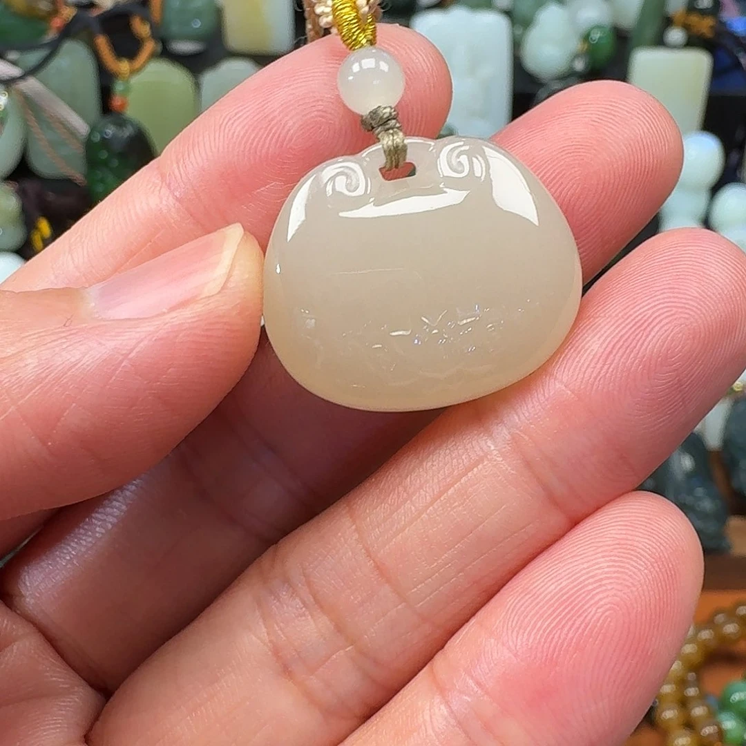 旺***草和田玉未镶嵌颈饰