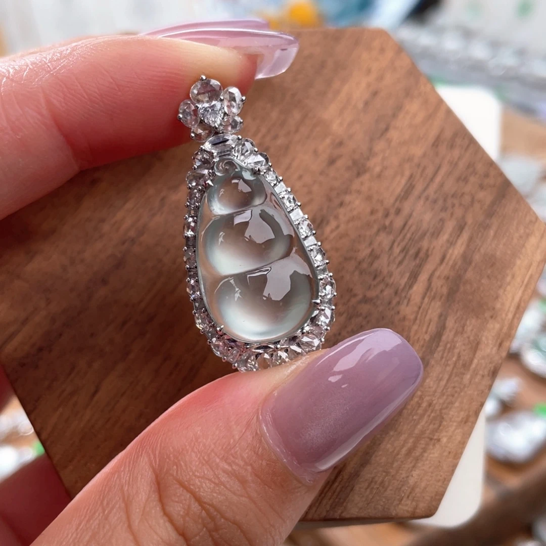 翡翠18K金镶嵌颈饰豆子