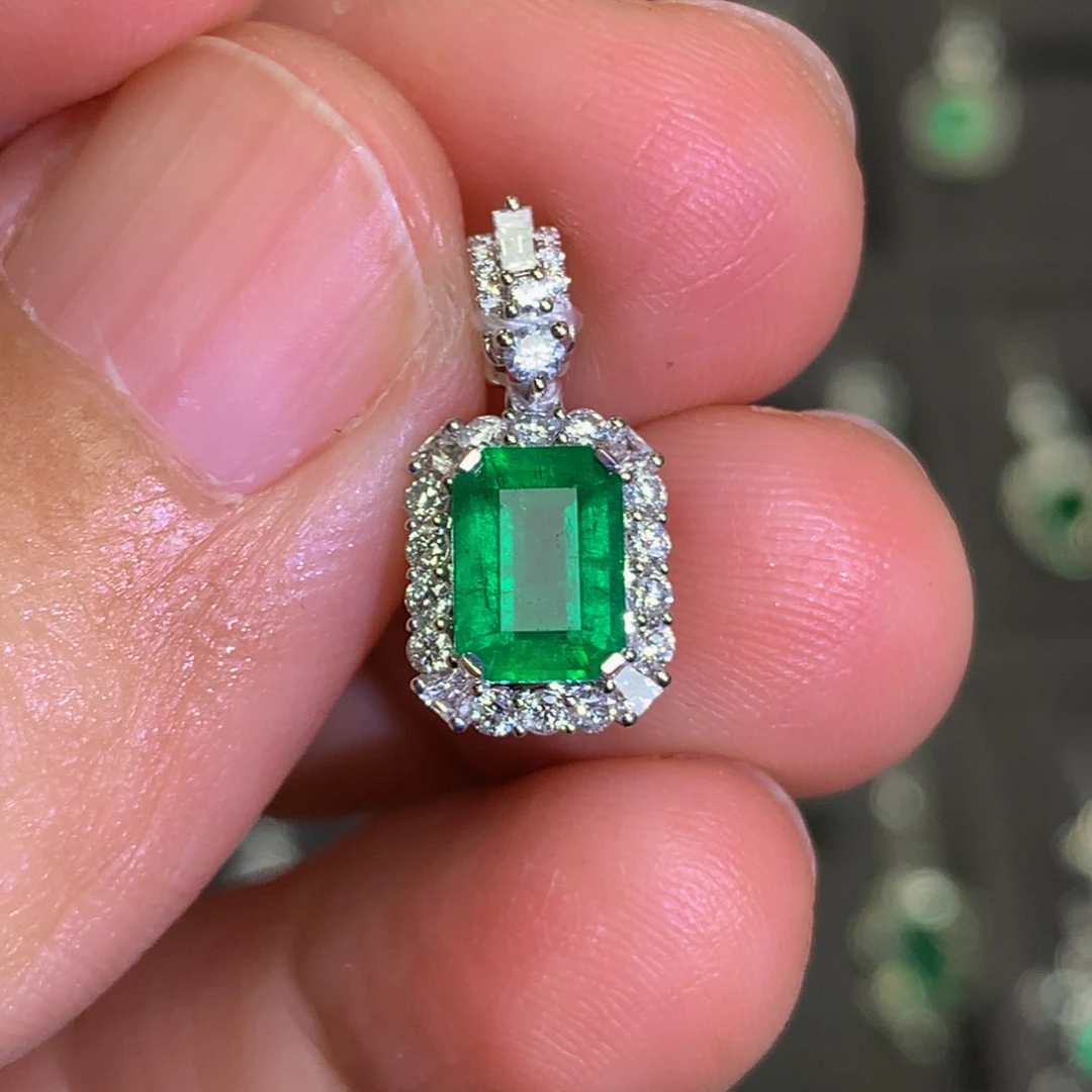 祖母绿吊坠18K金镶嵌