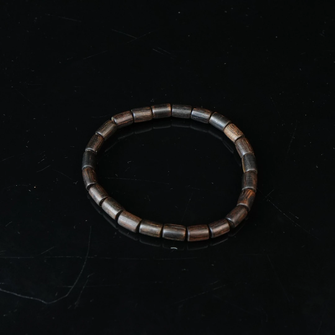 A6216巴布亚沉香黑油沉水桶珠0.5x0.8cm 4.83g