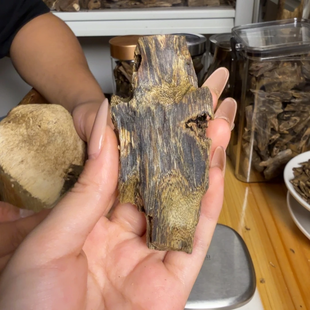 沉香篮宝石虫漏16克
