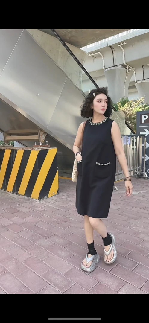 夏季赫本风无袖修身显瘦黑色复古气质连衣裙