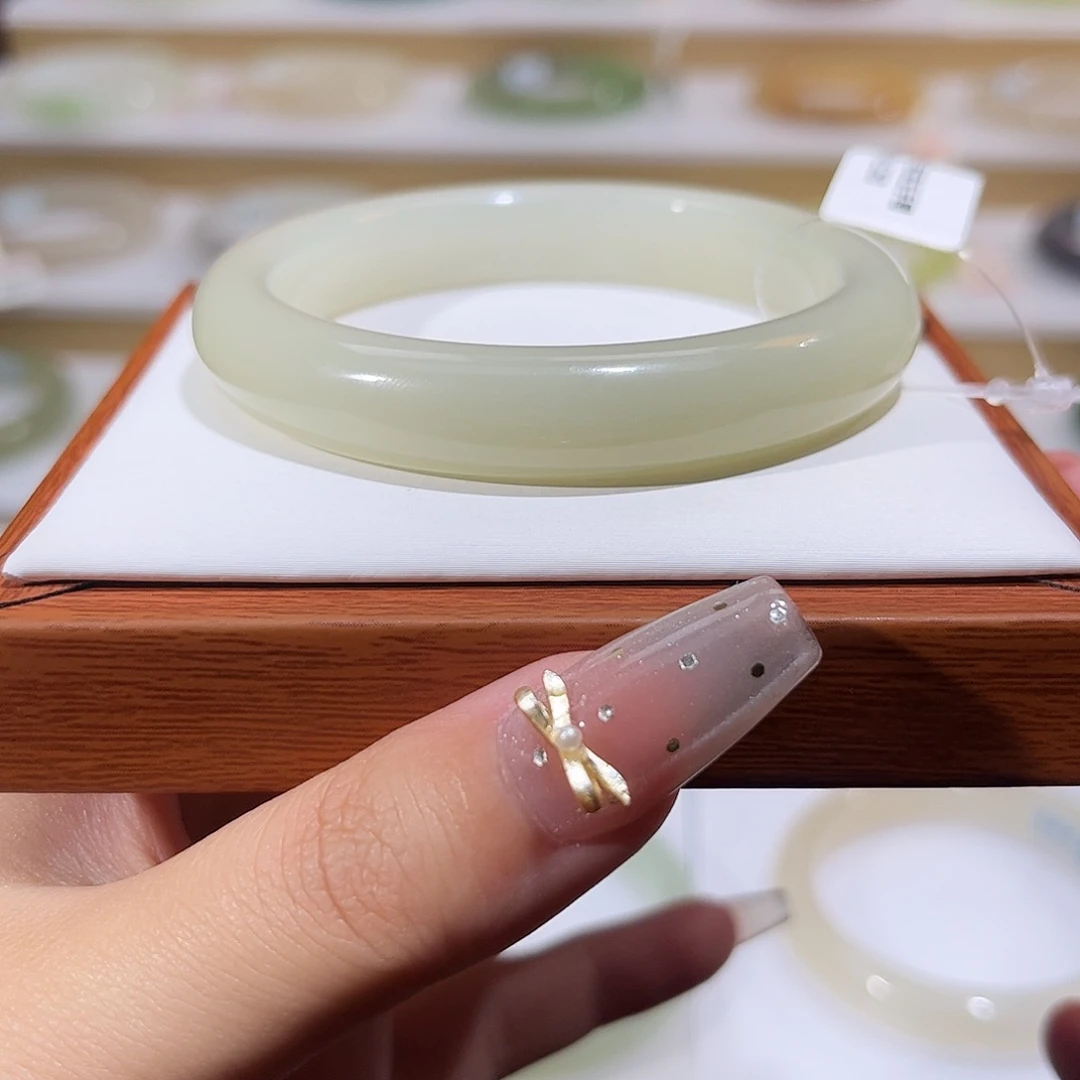 和田玉未镶嵌手镯蜂蜜水