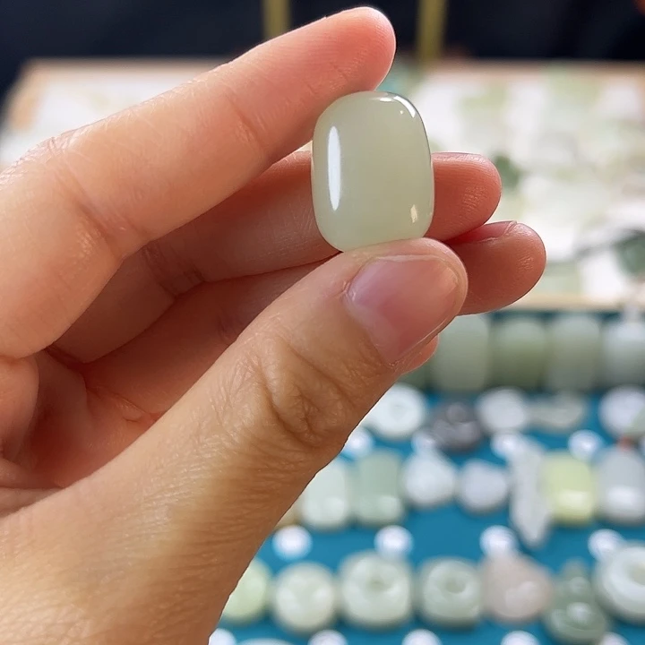 晚***w和田玉未镶嵌颈饰