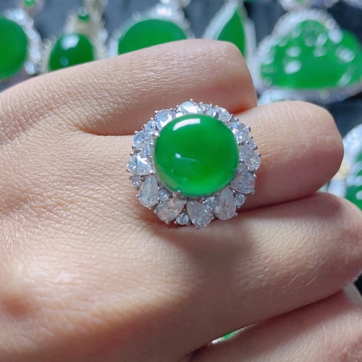 翡翠颈饰18K金镶嵌88。