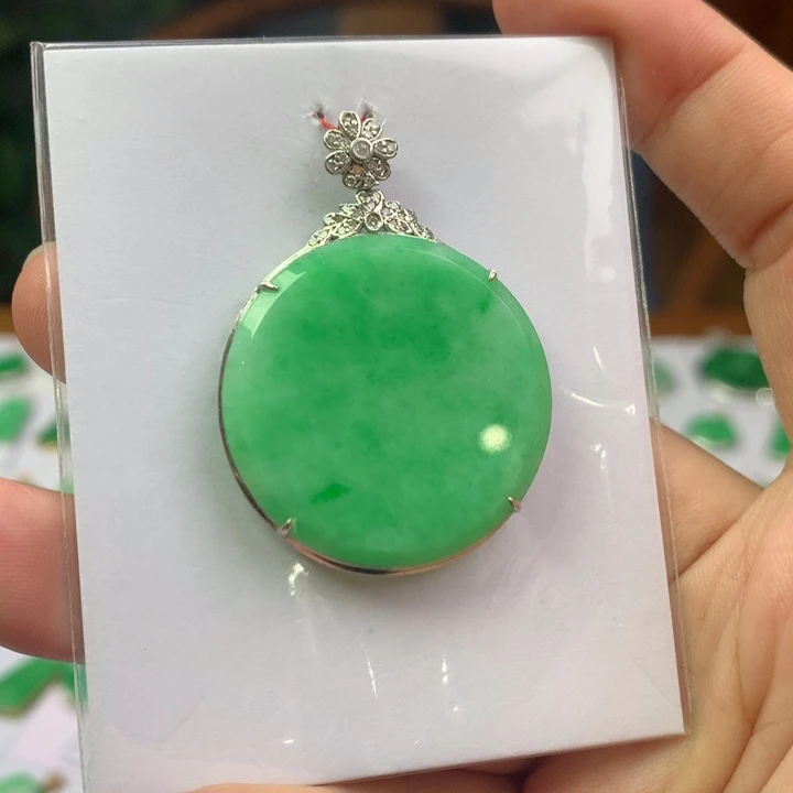 翡翠18K金镶嵌颈饰翡翠吊坠