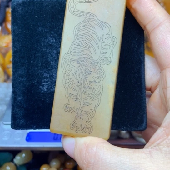 石英质玉（黄龙玉）未镶嵌颈饰