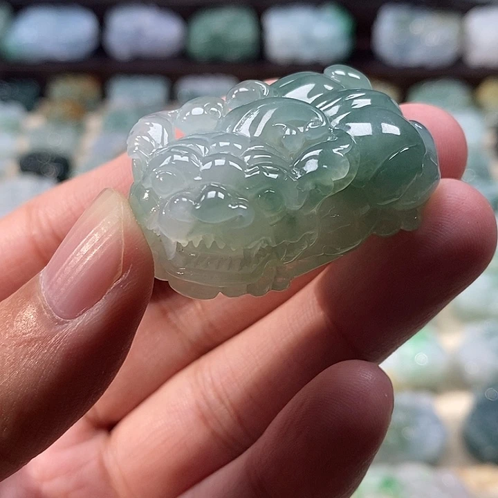 翡翠未镶嵌颈饰貔貅