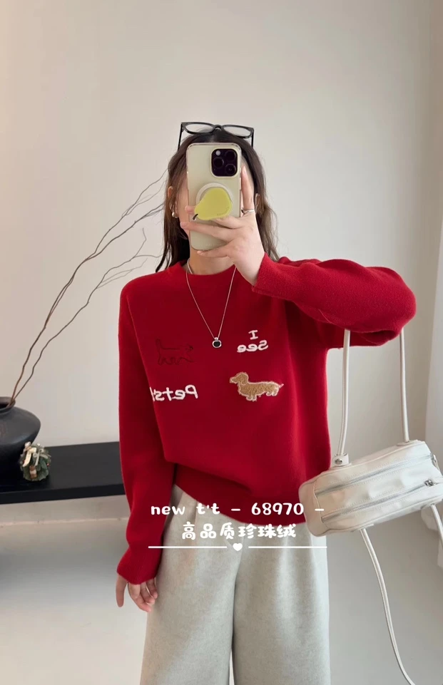 《霞姐服饰》秋冬季新款圆领绣花珍珠绒打底百搭气质时尚货号：68970