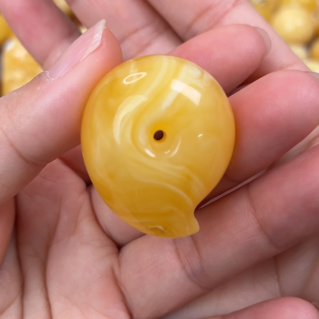 蜜蜡未镶嵌吊坠(不含链)勾玉