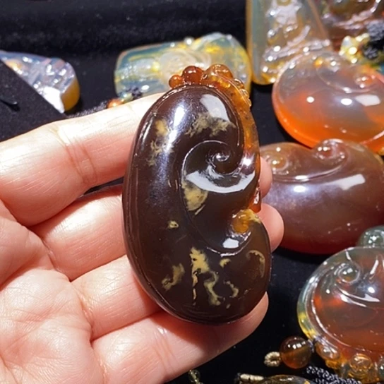 琥珀未镶嵌颈饰紫蜜飘妖花如意23克