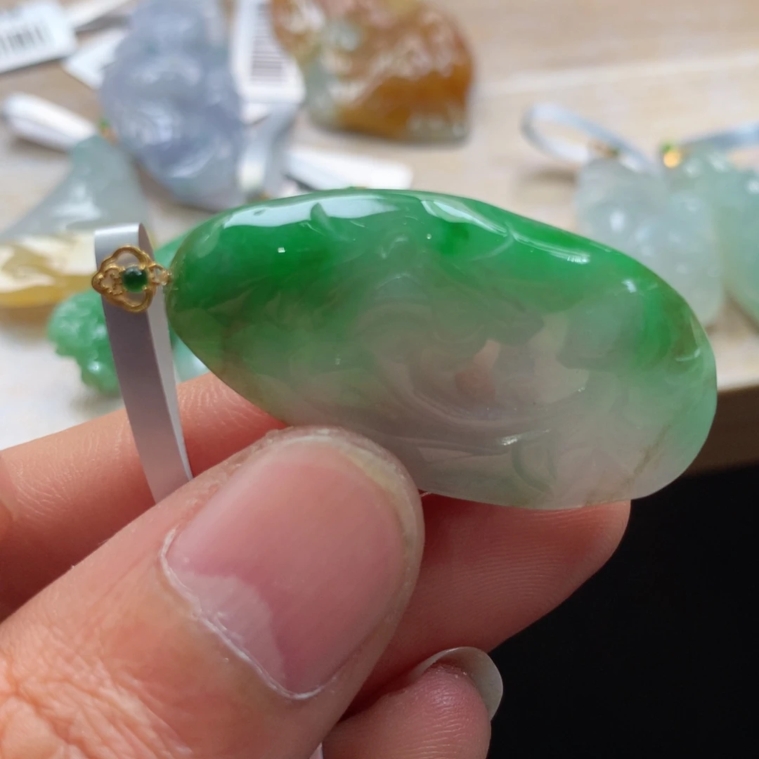 颈饰18K金镶嵌翡翠吊坠