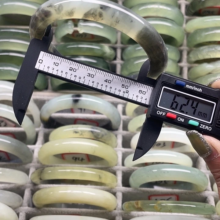 蛇纹石玉未镶嵌手镯91