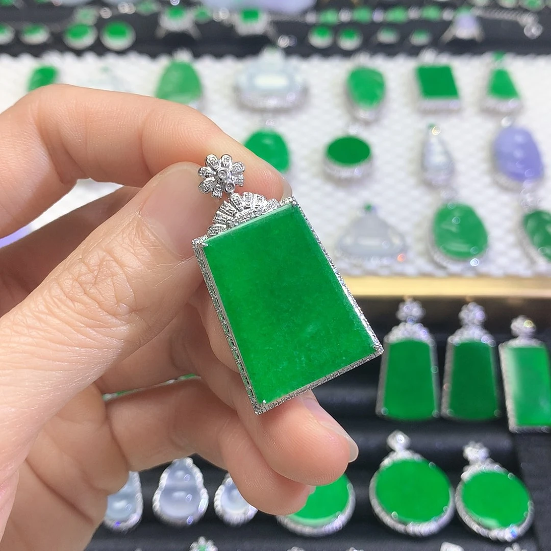 颈饰18K金镶嵌翡翠吊坠