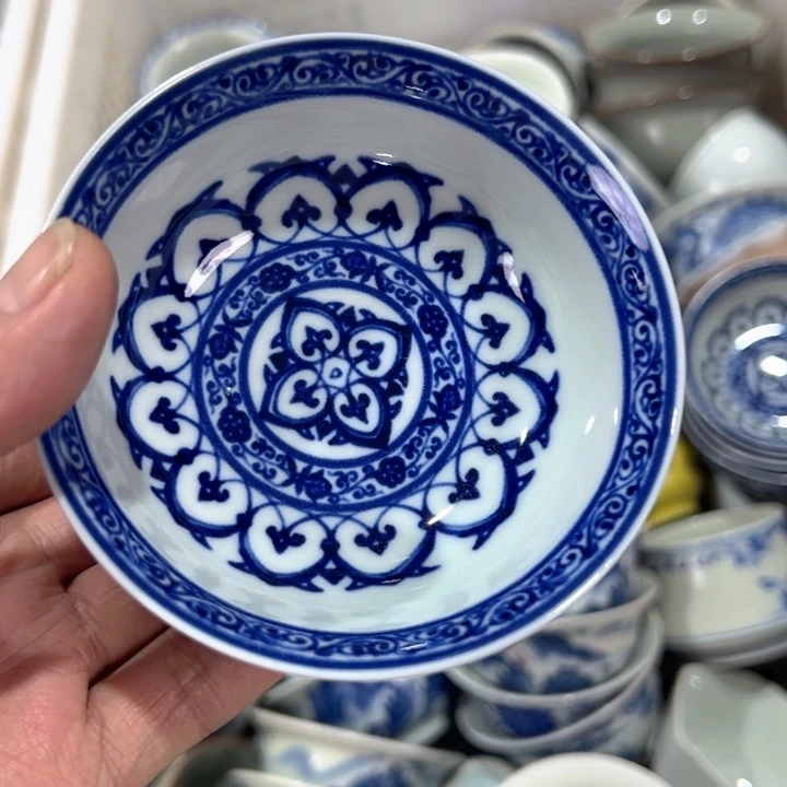 瓷片白青花宝相普洱杯微瑕