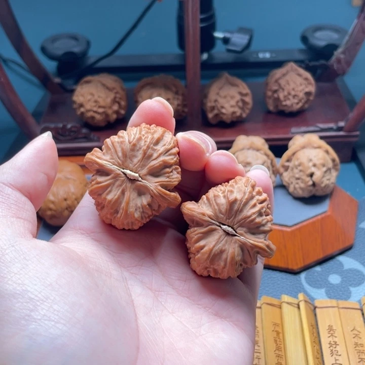 文玩核桃吊坠白狮子