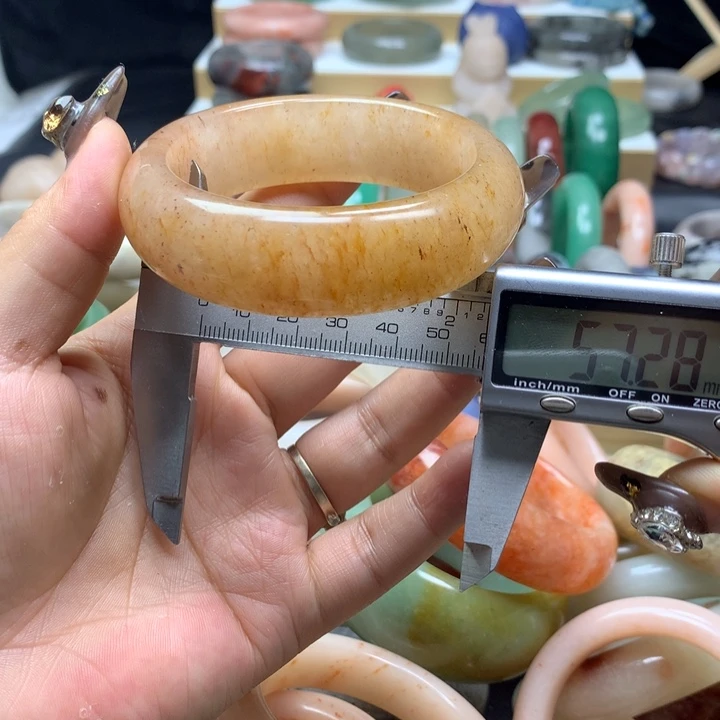 未镶嵌手镯石英质玉