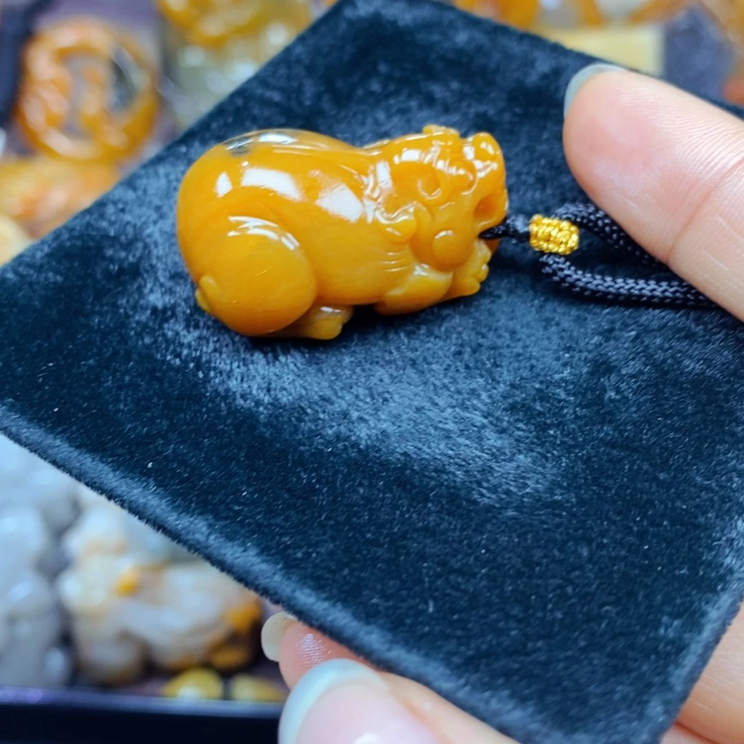 未镶嵌石英质玉（黄龙玉）颈饰