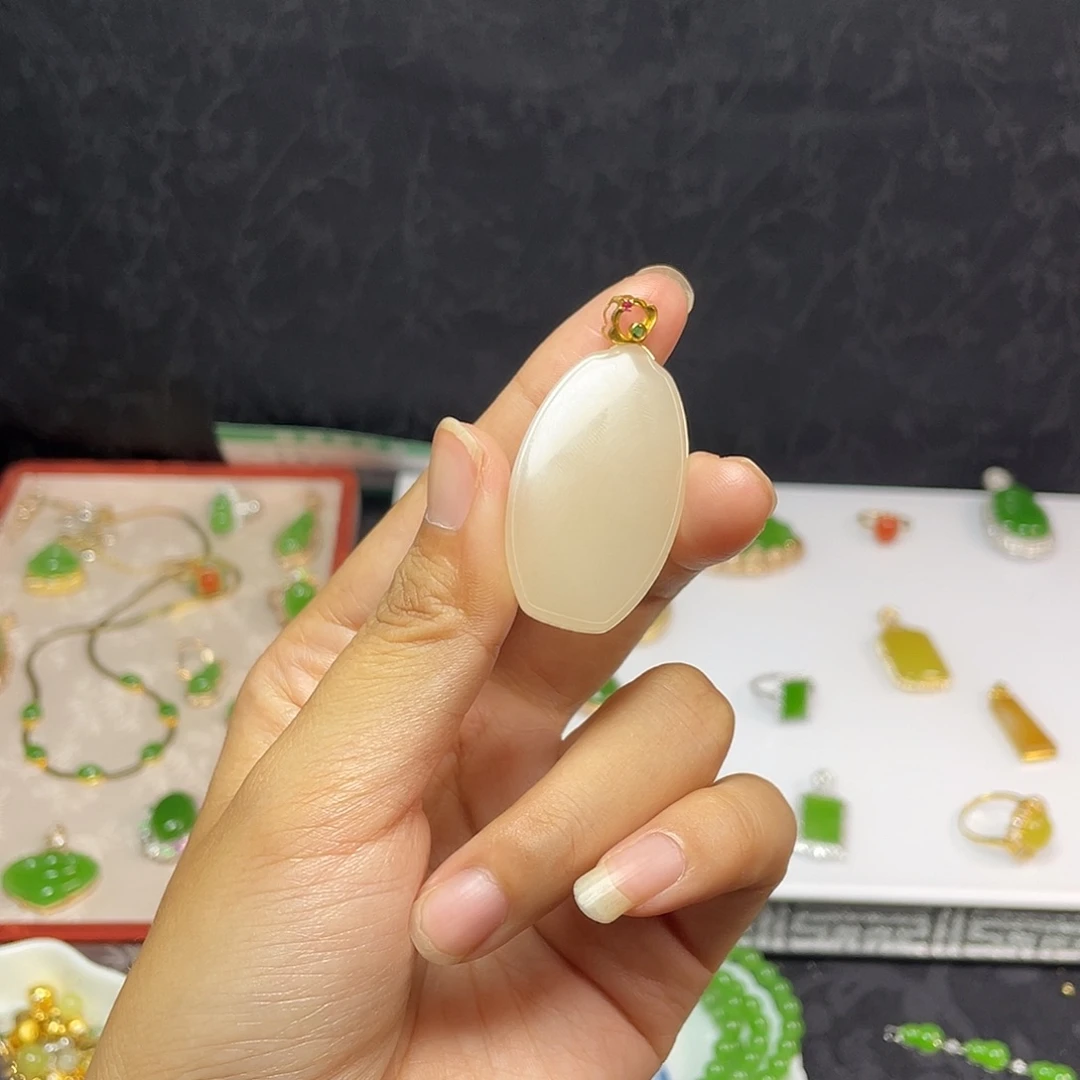 静***静18K金镶嵌和田玉挂件