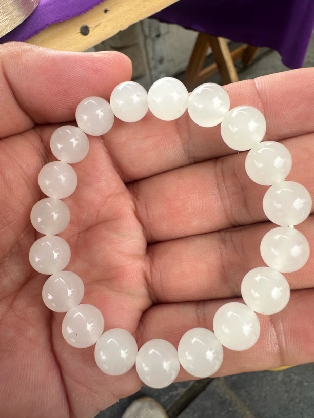 起冰胶高荧光感的卡10白玉手串，完全过灯品质，好看清新脱俗