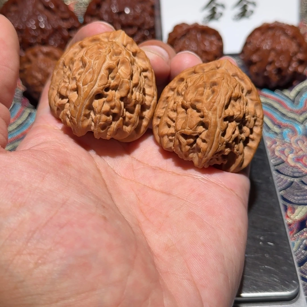 把件核桃004三角白，尺寸40