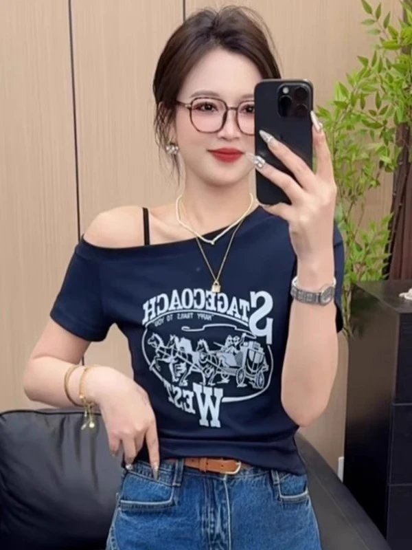 藏青色斜肩印花短袖T恤女2025新款纯欲性感一字肩夏日漂亮小上衣