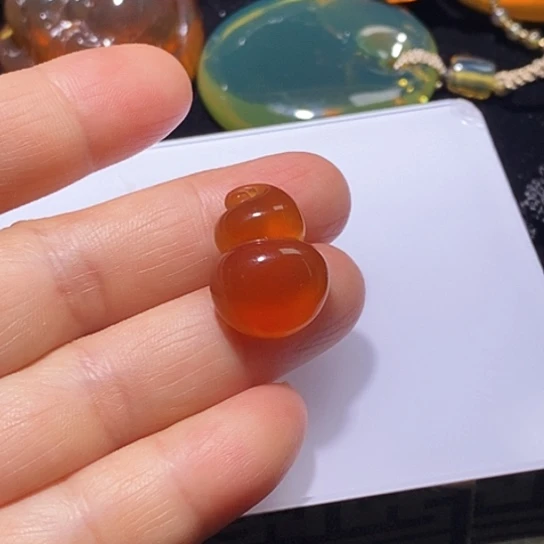 琥珀未镶嵌颈饰葫芦