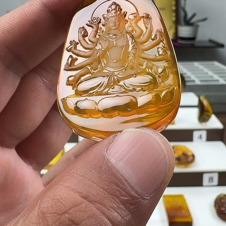 琥珀未镶嵌颈饰千手观音