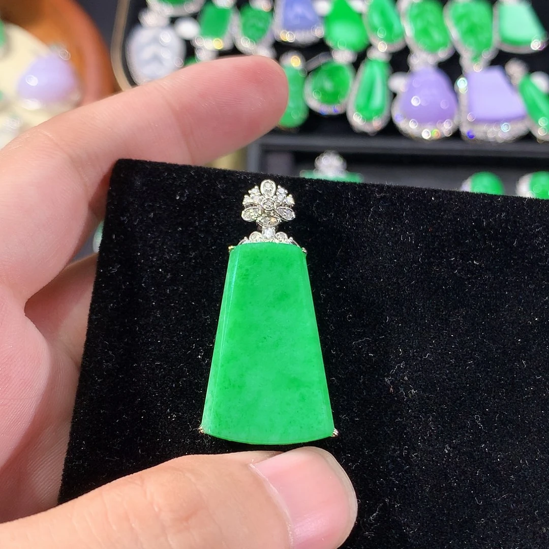 翡翠18K金镶嵌颈饰