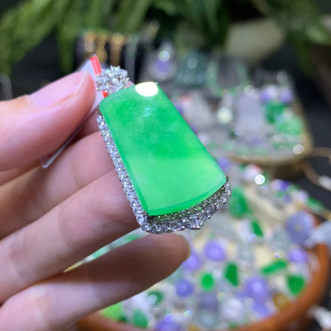 颈饰18K金镶嵌翡翠