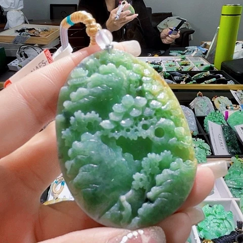 翡翠未镶嵌颈饰一个
