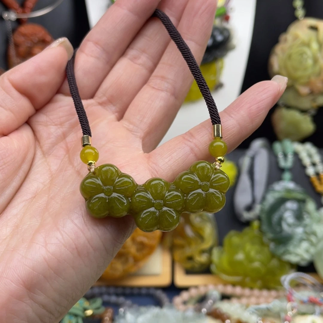 蛇纹石玉未镶嵌颈饰