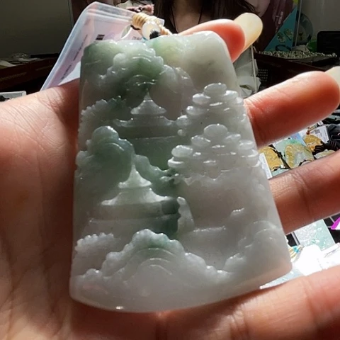 翡翠未镶嵌颈饰一个