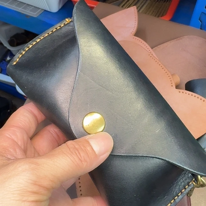 放漏黑色头层牛皮硬质眼睛盒一个